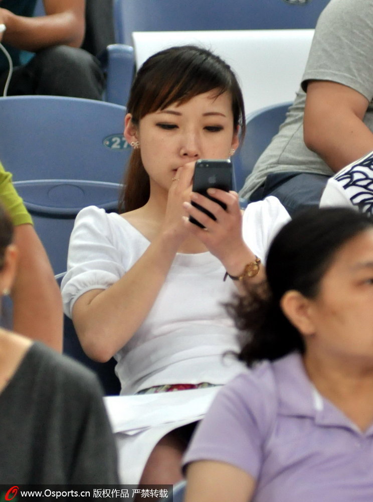 高清:<em>中超球迷</em>赤膊上阵 <em>美女</em>清凉装助威 ---淄博