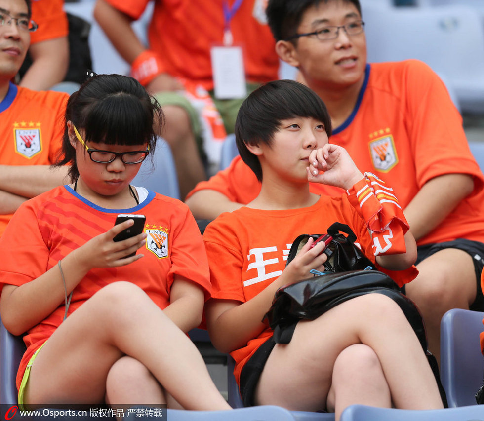 高清:<em>中超球迷</em>赤膊上阵 <em>美女</em>清凉装助威 ---淄博
