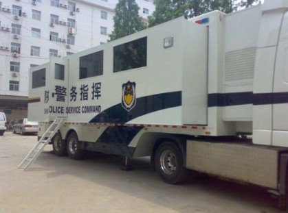 南都:网友围观陕西"豪华警务指挥车"