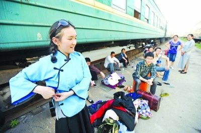 参演学生不多,身为导演的张纽约亲自跑起龙套