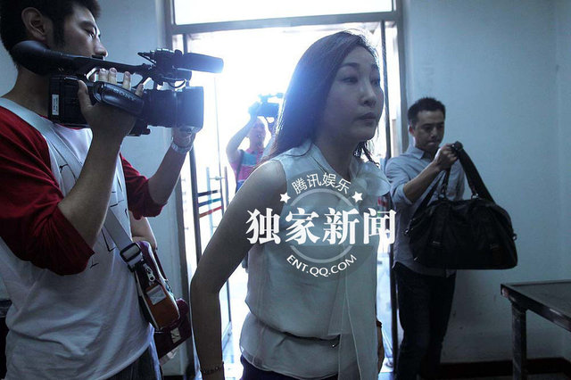 潘粤明名誉权案开庭 董洁方否认 任佳莺 是经纪