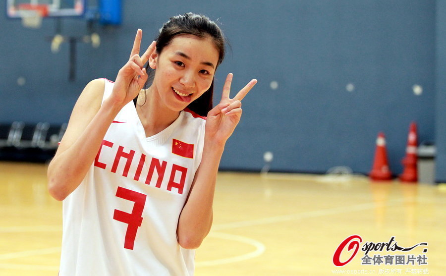 女篮拍官方写真 赵爽卖萌用尽浑身解数[组图]_