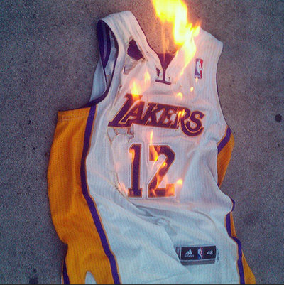 组图:湖人球迷愤怒烧 魔兽 球衣 怒骂是 叛徒 -霍华