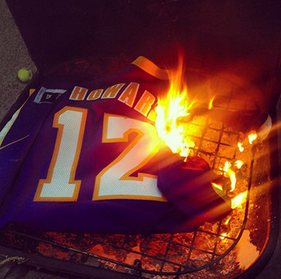 组图:湖人球迷愤怒烧 魔兽 球衣 怒骂是 叛徒 -霍华