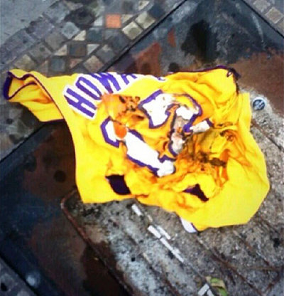 组图:湖人球迷愤怒烧 魔兽 球衣 怒骂是 叛徒 -霍华