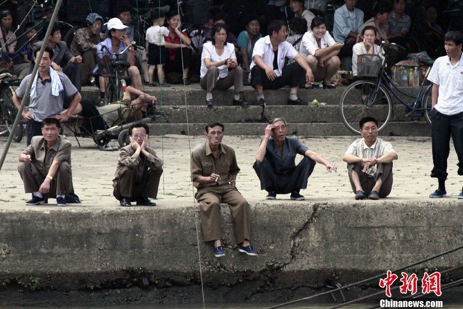 组图:丹东对岸朝鲜<em>女兵</em>穿高跟鞋带金色手表 - 