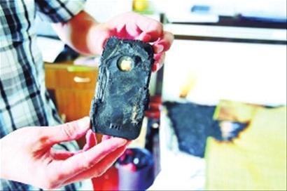 iphone手机爆炸引燃床铺 室友早发现将火扑灭