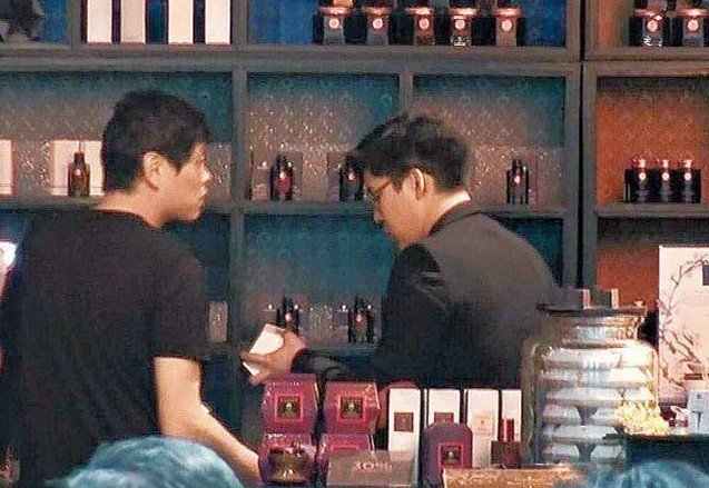 郭晶晶挺大肚与霍启刚游泰国 传预产期9月底_