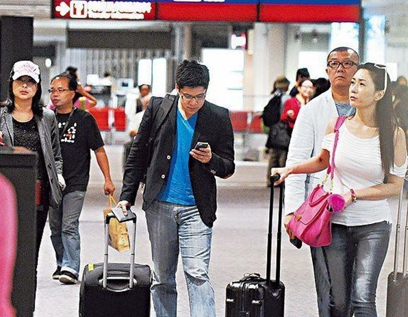 郭晶晶挺大肚与霍启刚游泰国 传预产期9月底_