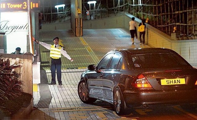 郭晶晶挺大肚与霍启刚游泰国 传预产期9月底_