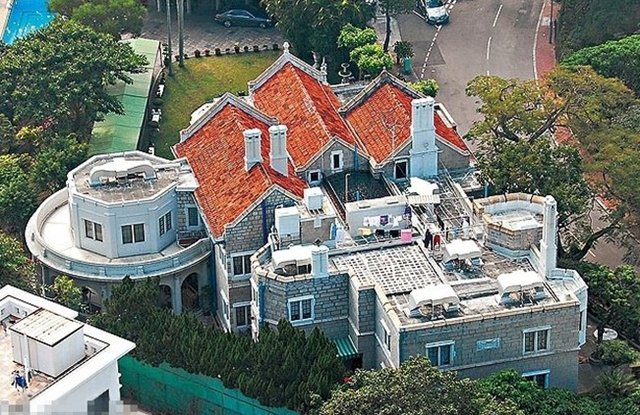 郭晶晶挺大肚与霍启刚游泰国 传预产期9月底_