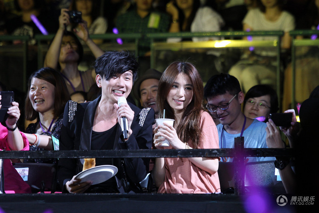  林俊杰小巨蛋演唱会 公开像HEBE示爱[鸿基论坛