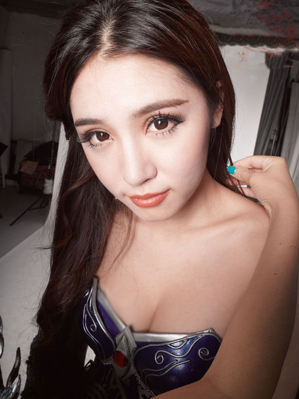 90后嫩模于芷晴为网游拍片 半裸酥胸<em>射箭</em>_轻松