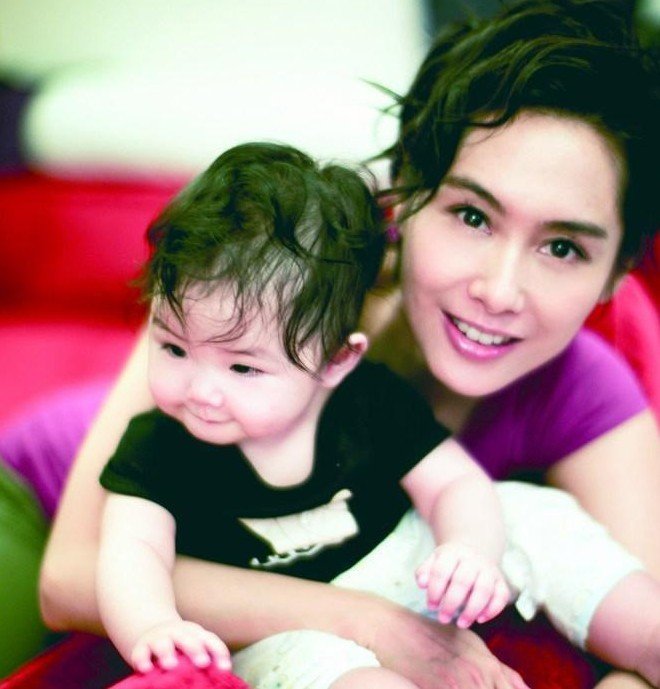 朱茵处女散文集女儿黄莺出镜多