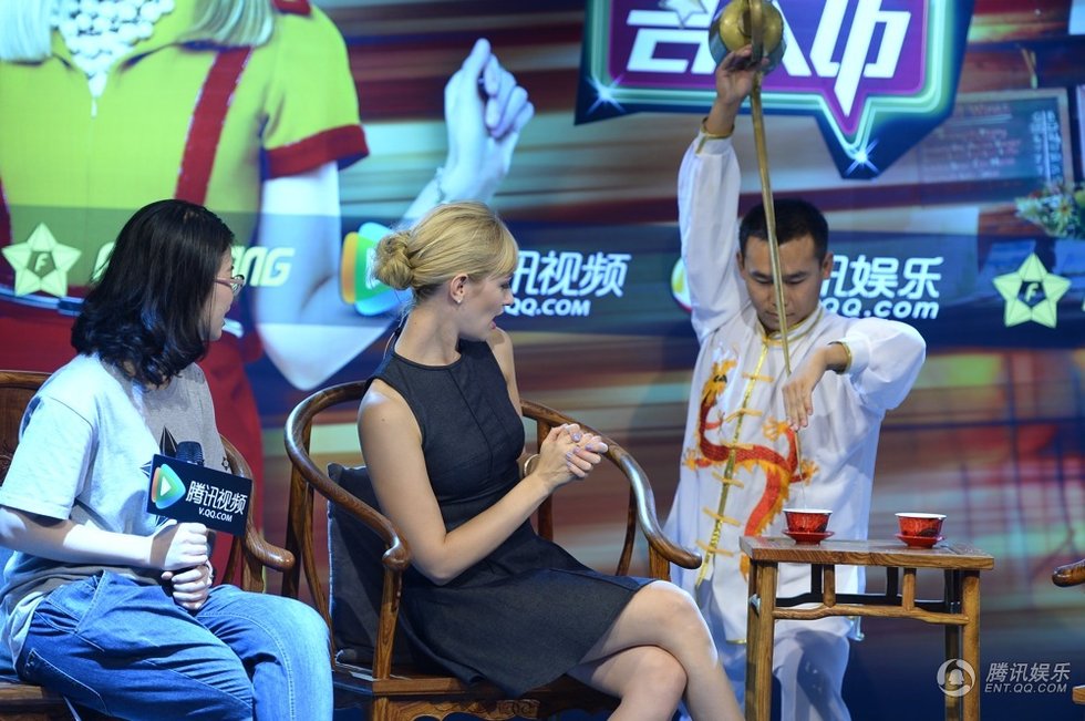 <em>破产姐妹</em>白富美做客 变身中国打工妹做<em>cupcak</em>