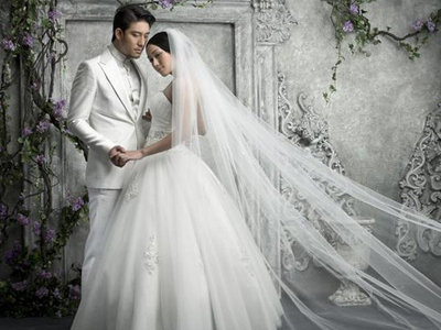 新人拍婚纱_首要新人要注意的是,不一样的婚纱摄影商家在让新人拍婚纱照选婚纱...(3)