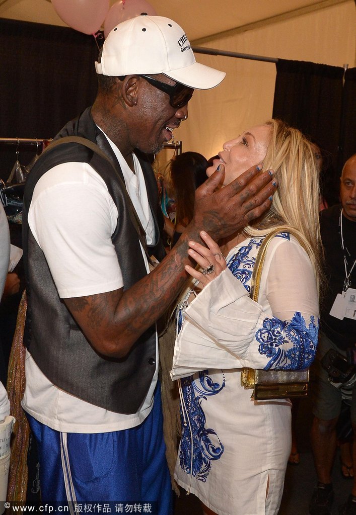 高清:罗德曼紧盯模特泳装