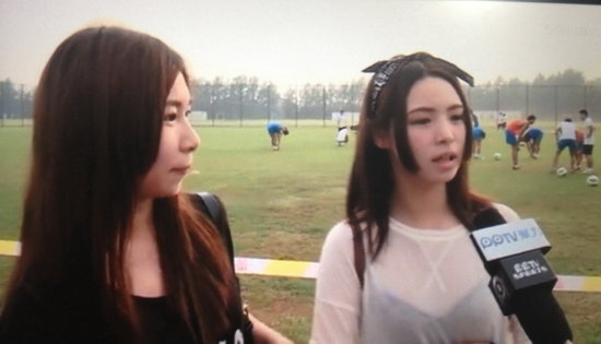 组图:申花美女球迷示爱偶像 薄沙秀黑色内衣