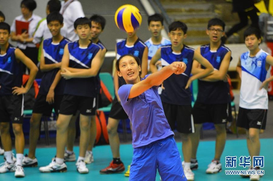 中国女排队员刘丹(前)与澳门<em>青少年</em>排球<em>爱好</em>者