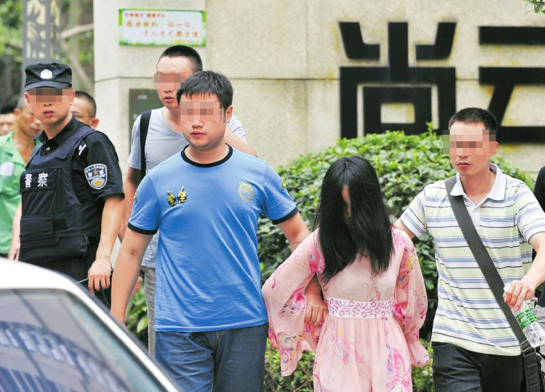 抓捕过程中,嫌疑人开枪,一民警受伤. 随后特警强攻
