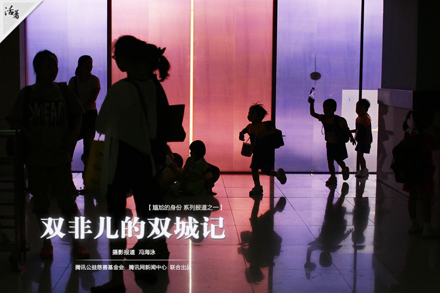 香港战内地人,大陆儿童在香港地铁内进食引陆