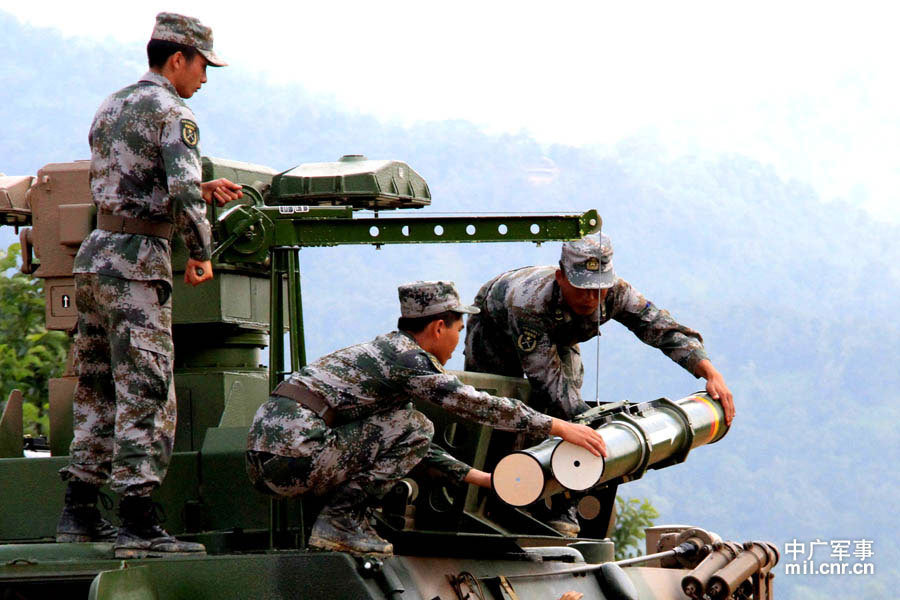 近日,成都军区某炮兵旅将部队拉到红土高陌生地域,组织了一场模拟实战