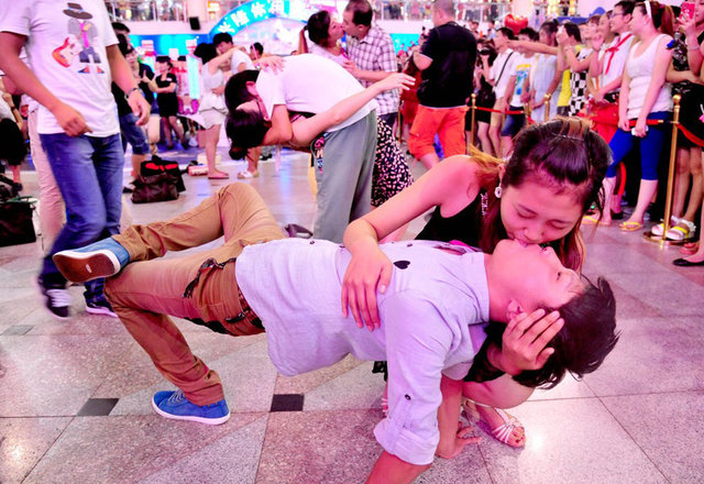 暑期趣味运动新玩法:<em>胸罩</em>满天飞 一次吻个够-满