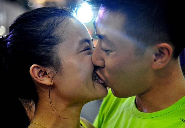 暑期趣味运动新玩法:<em>胸罩</em>满天飞 一次吻个够-满