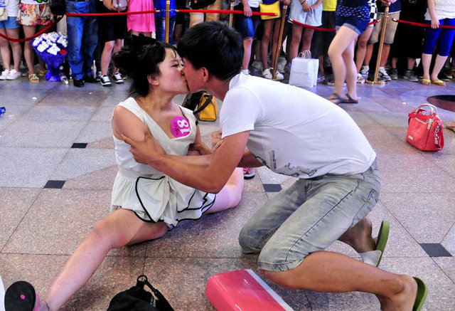 暑期趣味运动新玩法:<em>胸罩</em>满天飞 一次吻个够-满