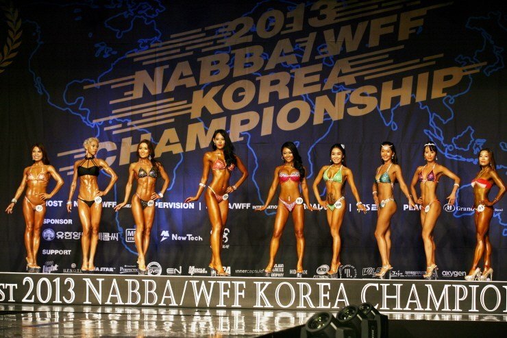 韩国宇宙小姐健美大赛 选手比基尼秀肌肉