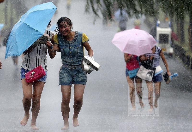 "潭美"携暴雨突袭杭城 游客顿成"落汤鸡"