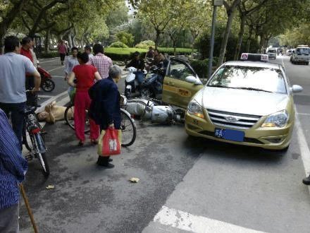 开车时怎么从后视镜判断车距?多远可以变道?