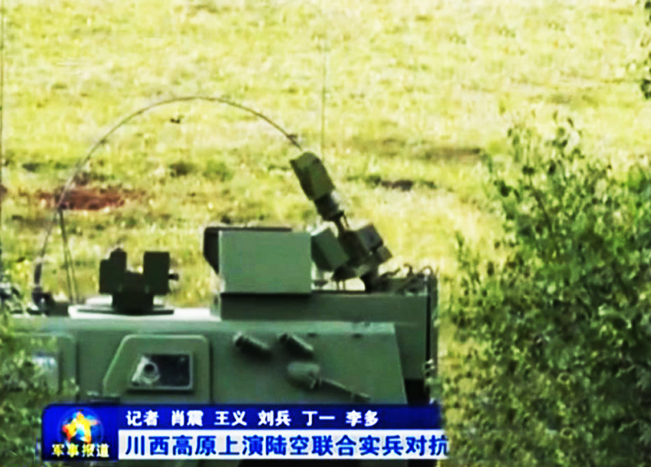 4个车窗上留有对外射孔,车箱顶前部,装有带护板的武器架,可高清图片