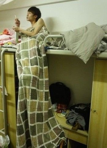 组图:偷拍大学寝室宅男<em>腐女</em> 放荡不羁毫无节操