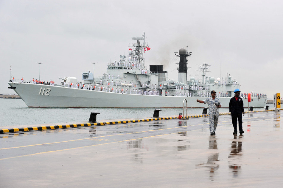 中国海军导弹驱逐舰哈尔滨舰抵达新加坡樟宜海军基地