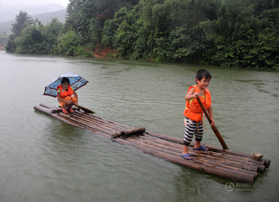 广西藤县禁止学生乘竹筏上学 家长带孩子泅水