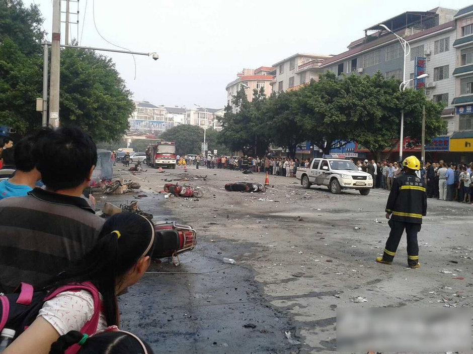 高清图—广西桂林灵川县八里街学校附近发生爆炸 场面惨烈