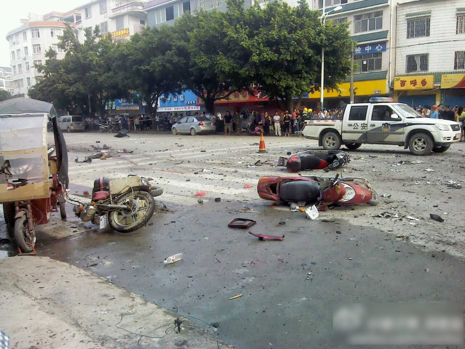 高清图—广西桂林灵川县八里街学校附近发生爆炸 场面惨烈
