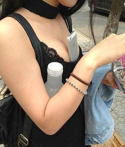 美女示范胸部用法图片