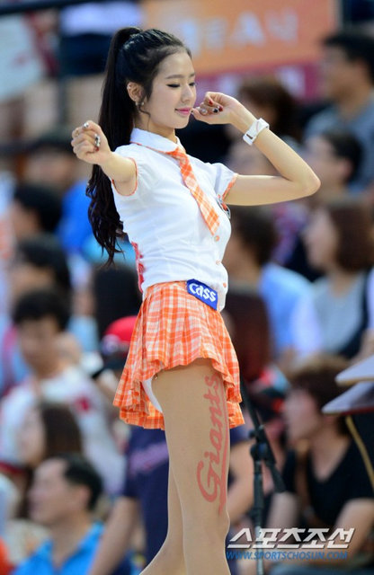 韩棒球啦啦队<em>性感热舞</em> 美女齐臀热裤上阵(图)-