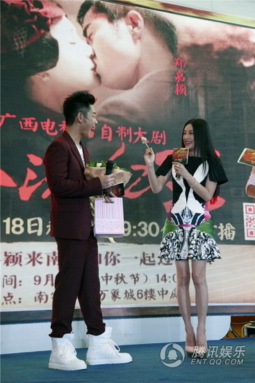 《滚滚红尘》广西热播 秦岚郑嘉颖吻戏不尴尬