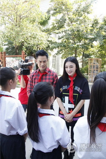 《滚滚红尘》广西热播 秦岚郑嘉颖吻戏不尴尬