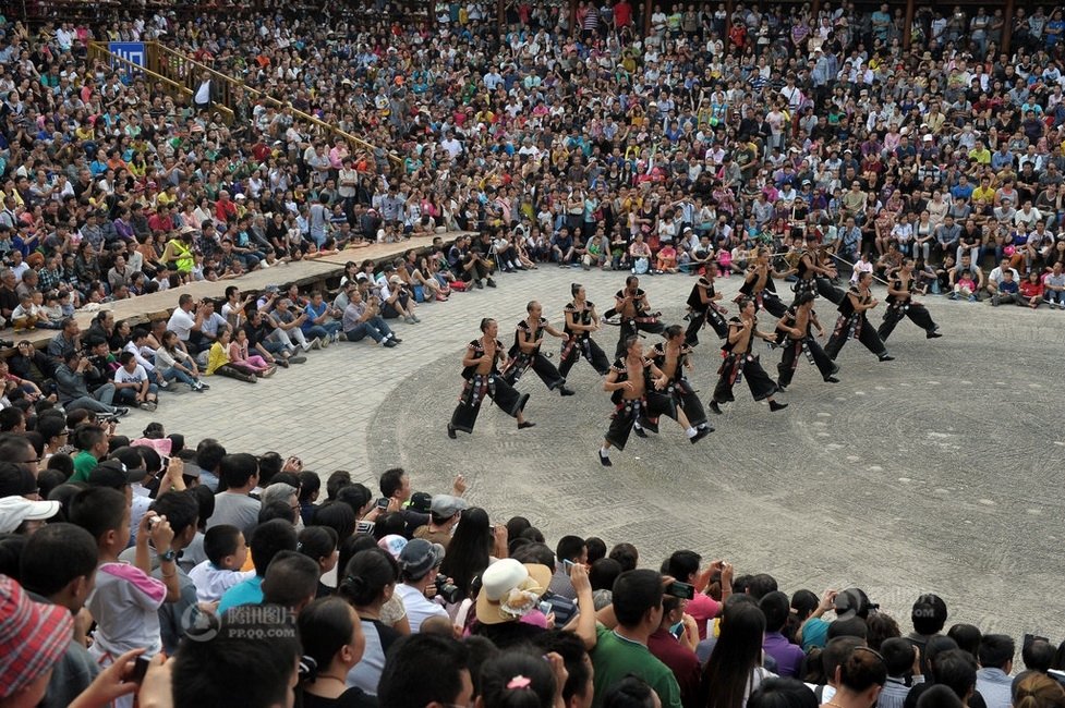 贵州苗族人口_贵州苗族举行民俗万人祭祀活动(2)