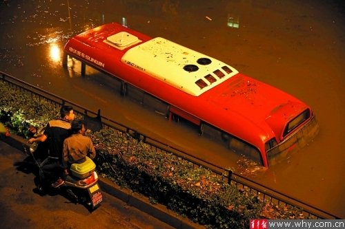 松江一早班公交车被淹 路人围观“潜艇”_大申网_腾讯网