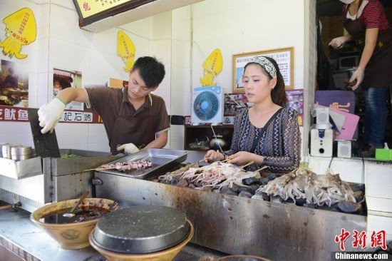 刘涛卖鱿鱼_卖鱿鱼月收入10万