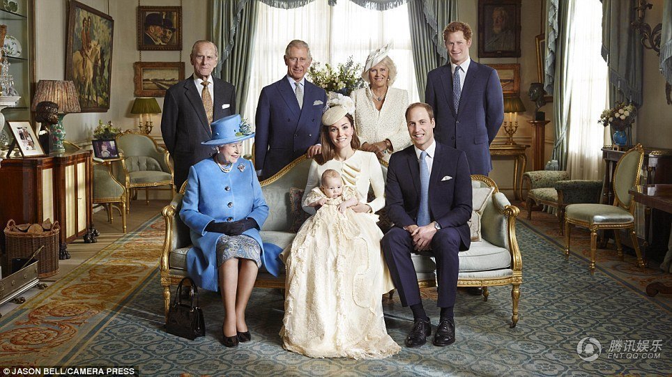 组图:英国皇室全家福 凯特王妃抱小王子出镜