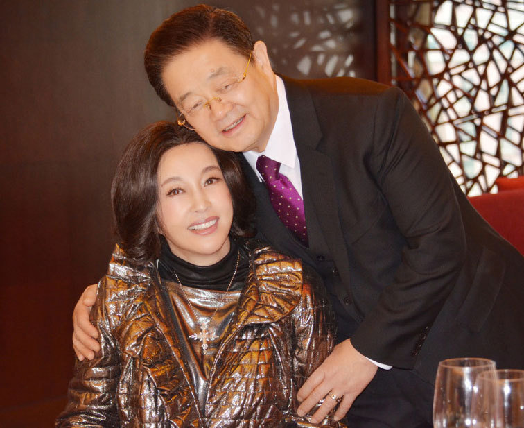 高清:刘晓庆婚后庆生宴曝光 老公送鲜花讨欢心