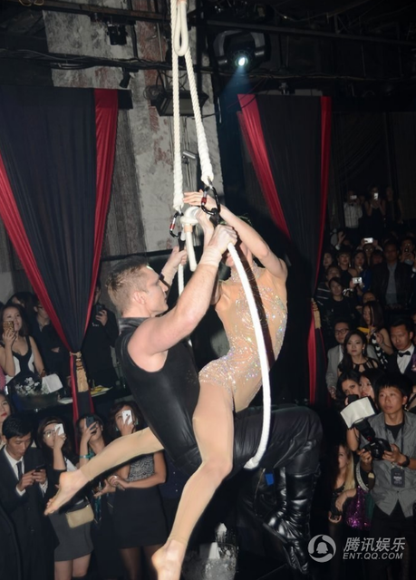 上海夜店惊现吊环表演 男女舞者亲密接触尺度大