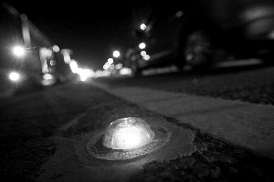 上海推广新型玻璃道钉 反光效果可减少车祸