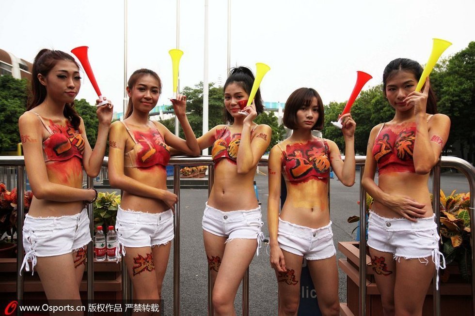 高清:恒大<em>彩绘美女</em>惊艳赛场 妖娆摆拍遭围观--